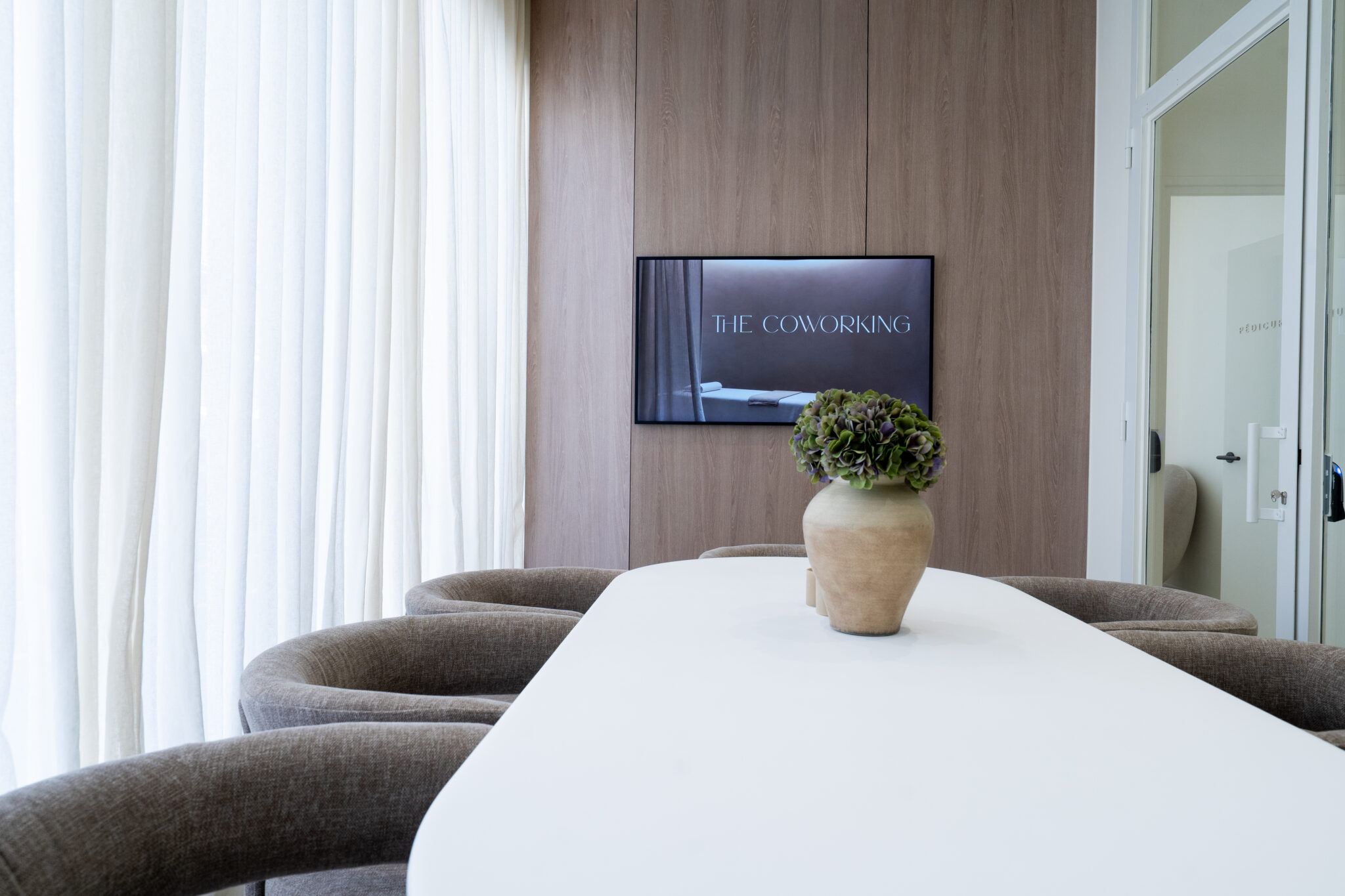 The Coworking Place — Cabine esthétique / bien-être · Poste de prothésie ongulaire · Fauteuil de coiffure · Poste de maquillage